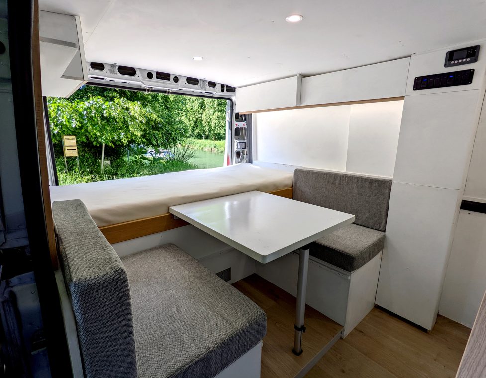 Dinette transformable en un second lit